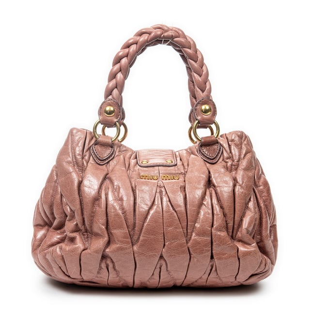 Miu Miu Bolsas Bauletto Aperto  Bolso bandolera en Rosa Piel de becerro y Oro hardware. El producto esta en Excelentes Condiciones (A).
  Dimensiones: 29x20x14 cm 
  Accesorios incluidos: Strap; Key in Clochette
  Notas de Exterior: Ligeras rozaduras en las esquinas
Notas de Hardware: Arañazos leves
Notas de la correa/asa: Ligeramente descolorido, Ligeramente desgastado
  BrandCo Paris encuentra artículos raros y en las mejores condiciones a precios increíbles. ¡Vale la pena tener paciencia! Compra con confianza: todos los artículos de BrandCo Paris son seleccionados y autenticados cuidadosamente por nuestro equipo de expertos.
  Todos los artículos vienen con un certificado de autenticidad y un embalaje entregado por BrandCo Paris.
  Tabla de clasificación de la condición del artículo
  N (como nuevo)
  AA (perfecto estado)
  A (excelente estado)
  AB (muy buen estado)
  B (bueno/regular)