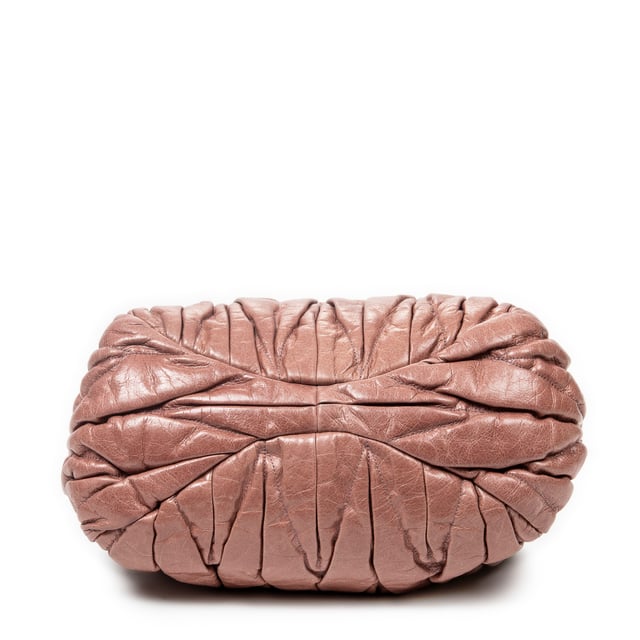 Miu Miu Bolsas Bauletto Aperto  Bolso bandolera en Rosa Piel de becerro y Oro hardware. El producto esta en Excelentes Condiciones (A).
  Dimensiones: 29x20x14 cm 
  Accesorios incluidos: Strap; Key in Clochette
  Notas de Exterior: Ligeras rozaduras en las esquinas
Notas de Hardware: Arañazos leves
Notas de la correa/asa: Ligeramente descolorido, Ligeramente desgastado
  BrandCo Paris encuentra artículos raros y en las mejores condiciones a precios increíbles. ¡Vale la pena tener paciencia! Compra con confianza: todos los artículos de BrandCo Paris son seleccionados y autenticados cuidadosamente por nuestro equipo de expertos.
  Todos los artículos vienen con un certificado de autenticidad y un embalaje entregado por BrandCo Paris.
  Tabla de clasificación de la condición del artículo
  N (como nuevo)
  AA (perfecto estado)
  A (excelente estado)
  AB (muy buen estado)
  B (bueno/regular)