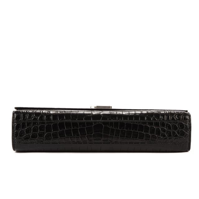 Yves Saint Laurent Bolsas Kate Large Bolso bandolera en Negro Piel de becerro y Plata hardware. El producto esta en Perfectas Condiciones (AA).
  Dimensiones: 25x15.5x5.5 cm 
  Accesorios incluidos: Dustbag
  
  BrandCo Paris encuentra artículos raros y en las mejores condiciones a precios increíbles. ¡Vale la pena tener paciencia! Compra con confianza: todos los artículos de BrandCo Paris son seleccionados y autenticados cuidadosamente por nuestro equipo de expertos.
  Todos los artículos vienen con un certificado de autenticidad y un embalaje entregado por BrandCo Paris.
  Tabla de clasificación de la condición del artículo
  N (como nuevo)
  AA (perfecto estado)
  A (excelente estado)
  AB (muy buen estado)
  B (bueno/regular)