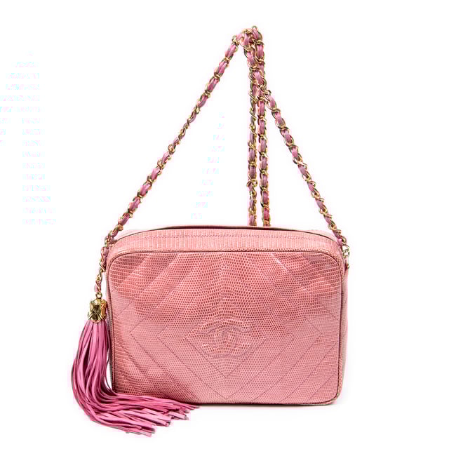 Chanel Bolsas Exceptional Rare Vintage Diamond Lizard Tassel Camera Bag  Bolso bandolera en Rosa Piel de becerro y Oro hardware. El producto esta en Excelentes Condiciones (A).
  Dimensiones: 23x17x6 cm 
  Accesorios incluidos: sticker; card
  
  BrandCo Paris encuentra artículos raros y en las mejores condiciones a precios increíbles. ¡Vale la pena tener paciencia! Compra con confianza: todos los artículos de BrandCo Paris son seleccionados y autenticados cuidadosamente por nuestro equipo de expertos.
  Todos los artículos vienen con un certificado de autenticidad y un embalaje entregado por BrandCo Paris.
  Tabla de clasificación de la condición del artículo
  N (como nuevo)
  AA (perfecto estado)
  A (excelente estado)
  AB (muy buen estado)
  B (bueno/regular)