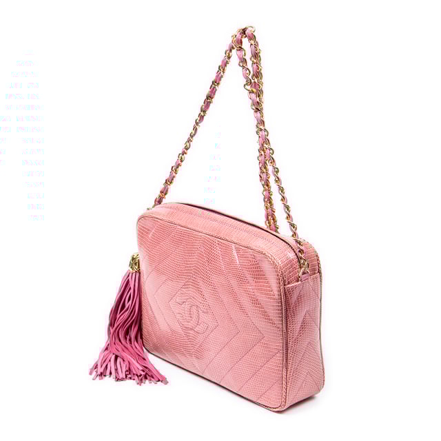 Chanel Bolsas Exceptional Rare Vintage Diamond Lizard Tassel Camera Bag  Bolso bandolera en Rosa Piel de becerro y Oro hardware. El producto esta en Excelentes Condiciones (A).
  Dimensiones: 23x17x6 cm 
  Accesorios incluidos: sticker; card
  
  BrandCo Paris encuentra artículos raros y en las mejores condiciones a precios increíbles. ¡Vale la pena tener paciencia! Compra con confianza: todos los artículos de BrandCo Paris son seleccionados y autenticados cuidadosamente por nuestro equipo de expertos.
  Todos los artículos vienen con un certificado de autenticidad y un embalaje entregado por BrandCo Paris.
  Tabla de clasificación de la condición del artículo
  N (como nuevo)
  AA (perfecto estado)
  A (excelente estado)
  AB (muy buen estado)
  B (bueno/regular)