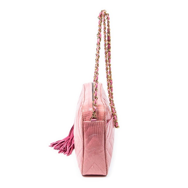 Chanel Bolsas Exceptional Rare Vintage Diamond Lizard Tassel Camera Bag  Bolso bandolera en Rosa Piel de becerro y Oro hardware. El producto esta en Excelentes Condiciones (A).
  Dimensiones: 23x17x6 cm 
  Accesorios incluidos: sticker; card
  
  BrandCo Paris encuentra artículos raros y en las mejores condiciones a precios increíbles. ¡Vale la pena tener paciencia! Compra con confianza: todos los artículos de BrandCo Paris son seleccionados y autenticados cuidadosamente por nuestro equipo de expertos.
  Todos los artículos vienen con un certificado de autenticidad y un embalaje entregado por BrandCo Paris.
  Tabla de clasificación de la condición del artículo
  N (como nuevo)
  AA (perfecto estado)
  A (excelente estado)
  AB (muy buen estado)
  B (bueno/regular)