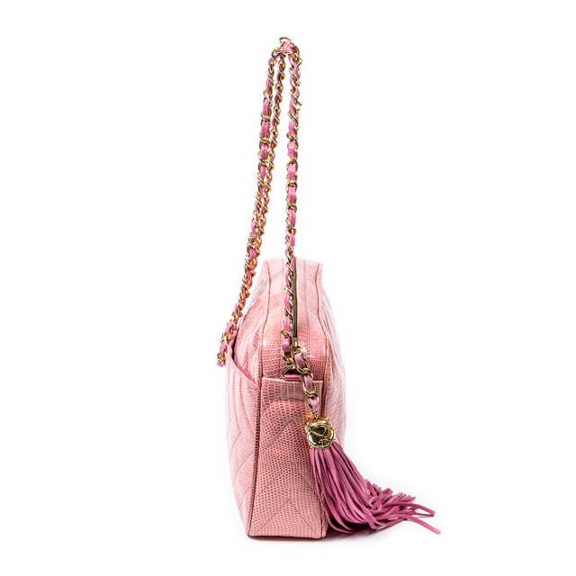Chanel Bolsas Exceptional Rare Vintage Diamond Lizard Tassel Camera Bag  Bolso bandolera en Rosa Piel de becerro y Oro hardware. El producto esta en Excelentes Condiciones (A).
  Dimensiones: 23x17x6 cm 
  Accesorios incluidos: sticker; card
  
  BrandCo Paris encuentra artículos raros y en las mejores condiciones a precios increíbles. ¡Vale la pena tener paciencia! Compra con confianza: todos los artículos de BrandCo Paris son seleccionados y autenticados cuidadosamente por nuestro equipo de expertos.
  Todos los artículos vienen con un certificado de autenticidad y un embalaje entregado por BrandCo Paris.
  Tabla de clasificación de la condición del artículo
  N (como nuevo)
  AA (perfecto estado)
  A (excelente estado)
  AB (muy buen estado)
  B (bueno/regular)