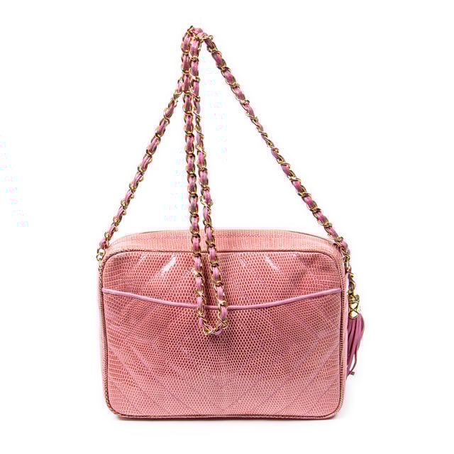 Chanel Bolsas Exceptional Rare Vintage Diamond Lizard Tassel Camera Bag  Bolso bandolera en Rosa Piel de becerro y Oro hardware. El producto esta en Excelentes Condiciones (A).
  Dimensiones: 23x17x6 cm 
  Accesorios incluidos: sticker; card
  
  BrandCo Paris encuentra artículos raros y en las mejores condiciones a precios increíbles. ¡Vale la pena tener paciencia! Compra con confianza: todos los artículos de BrandCo Paris son seleccionados y autenticados cuidadosamente por nuestro equipo de expertos.
  Todos los artículos vienen con un certificado de autenticidad y un embalaje entregado por BrandCo Paris.
  Tabla de clasificación de la condición del artículo
  N (como nuevo)
  AA (perfecto estado)
  A (excelente estado)
  AB (muy buen estado)
  B (bueno/regular)