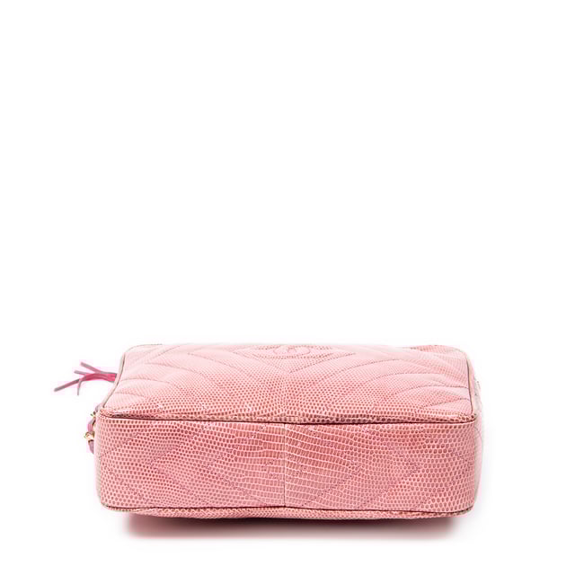 Chanel Bolsas Exceptional Rare Vintage Diamond Lizard Tassel Camera Bag  Bolso bandolera en Rosa Piel de becerro y Oro hardware. El producto esta en Excelentes Condiciones (A).
  Dimensiones: 23x17x6 cm 
  Accesorios incluidos: sticker; card
  
  BrandCo Paris encuentra artículos raros y en las mejores condiciones a precios increíbles. ¡Vale la pena tener paciencia! Compra con confianza: todos los artículos de BrandCo Paris son seleccionados y autenticados cuidadosamente por nuestro equipo de expertos.
  Todos los artículos vienen con un certificado de autenticidad y un embalaje entregado por BrandCo Paris.
  Tabla de clasificación de la condición del artículo
  N (como nuevo)
  AA (perfecto estado)
  A (excelente estado)
  AB (muy buen estado)
  B (bueno/regular)