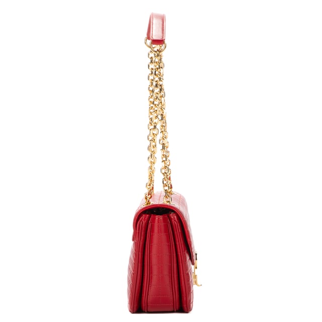 Celine Bolsas C bag  Bolso bandolera en Rojo Piel de becerro y Oro hardware. El producto esta en Perfectas Condiciones (AA).
  Dimensiones: 21x15x8 cm 
  Accesorios incluidos: None
  
  BrandCo Paris encuentra artículos raros y en las mejores condiciones a precios increíbles. ¡Vale la pena tener paciencia! Compra con confianza: todos los artículos de BrandCo Paris son seleccionados y autenticados cuidadosamente por nuestro equipo de expertos.
  Todos los artículos vienen con un certificado de autenticidad y un embalaje entregado por BrandCo Paris.
  Tabla de clasificación de la condición del artículo
  N (como nuevo)
  AA (perfecto estado)
  A (excelente estado)
  AB (muy buen estado)
  B (bueno/regular)