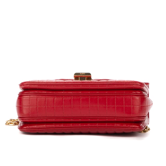 Celine Bolsas C bag  Bolso bandolera en Rojo Piel de becerro y Oro hardware. El producto esta en Perfectas Condiciones (AA).
  Dimensiones: 21x15x8 cm 
  Accesorios incluidos: None
  
  BrandCo Paris encuentra artículos raros y en las mejores condiciones a precios increíbles. ¡Vale la pena tener paciencia! Compra con confianza: todos los artículos de BrandCo Paris son seleccionados y autenticados cuidadosamente por nuestro equipo de expertos.
  Todos los artículos vienen con un certificado de autenticidad y un embalaje entregado por BrandCo Paris.
  Tabla de clasificación de la condición del artículo
  N (como nuevo)
  AA (perfecto estado)
  A (excelente estado)
  AB (muy buen estado)
  B (bueno/regular)