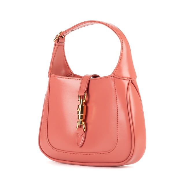 Mini Jackie 1961 Mini Schoudertas Gucci Tassen Mini Jackie 1961 Mini Schoudertas in de Roze Kalfsleer in de Goud hardware. Het product is in In Perfecte Staat (AA).
Afmetingen: 18.5x13x3 cm
Inclusief accessoires: Strap; Dustbag
Opmerkingen over de buitenkant: Zwarte vlek achter hardware
BrandCo Paris vindt zeldzame artikelen in de beste staat voor ongelooflijke prijzen. Het is de moeite waard om geduldig te zijn! Koop met vertrouwen: alle artikelen van BrandCo Paris worden zorgvuldig geselecteerd en geverifieerd door ons team van experts.
Alle artikelen worden geleverd met een certificaat van echtheid en verpakt door BrandCo Paris.
Classificatietabel voor de conditie van het artikel:
N (als nieuw)
AA (perfecte staat)
A (uitstekende staat)
AB (zeer goede staat)
B (goede/redelijke staat)