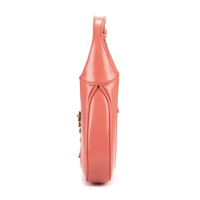 Mini Jackie 1961 Mini Schoudertas Gucci Tassen Mini Jackie 1961 Mini Schoudertas in de Roze Kalfsleer in de Goud hardware. Het product is in In Perfecte Staat (AA).
Afmetingen: 18.5x13x3 cm
Inclusief accessoires: Strap; Dustbag
Opmerkingen over de buitenkant: Zwarte vlek achter hardware
BrandCo Paris vindt zeldzame artikelen in de beste staat voor ongelooflijke prijzen. Het is de moeite waard om geduldig te zijn! Koop met vertrouwen: alle artikelen van BrandCo Paris worden zorgvuldig geselecteerd en geverifieerd door ons team van experts.
Alle artikelen worden geleverd met een certificaat van echtheid en verpakt door BrandCo Paris.
Classificatietabel voor de conditie van het artikel:
N (als nieuw)
AA (perfecte staat)
A (uitstekende staat)
AB (zeer goede staat)
B (goede/redelijke staat)