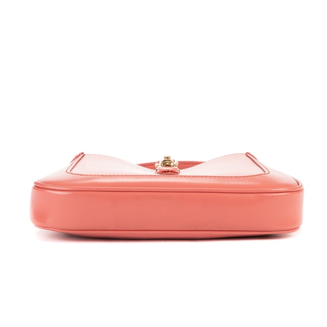 Mini Jackie 1961 Mini Schoudertas Gucci Tassen Mini Jackie 1961 Mini Schoudertas in de Roze Kalfsleer in de Goud hardware. Het product is in In Perfecte Staat (AA).
Afmetingen: 18.5x13x3 cm
Inclusief accessoires: Strap; Dustbag
Opmerkingen over de buitenkant: Zwarte vlek achter hardware
BrandCo Paris vindt zeldzame artikelen in de beste staat voor ongelooflijke prijzen. Het is de moeite waard om geduldig te zijn! Koop met vertrouwen: alle artikelen van BrandCo Paris worden zorgvuldig geselecteerd en geverifieerd door ons team van experts.
Alle artikelen worden geleverd met een certificaat van echtheid en verpakt door BrandCo Paris.
Classificatietabel voor de conditie van het artikel:
N (als nieuw)
AA (perfecte staat)
A (uitstekende staat)
AB (zeer goede staat)
B (goede/redelijke staat)