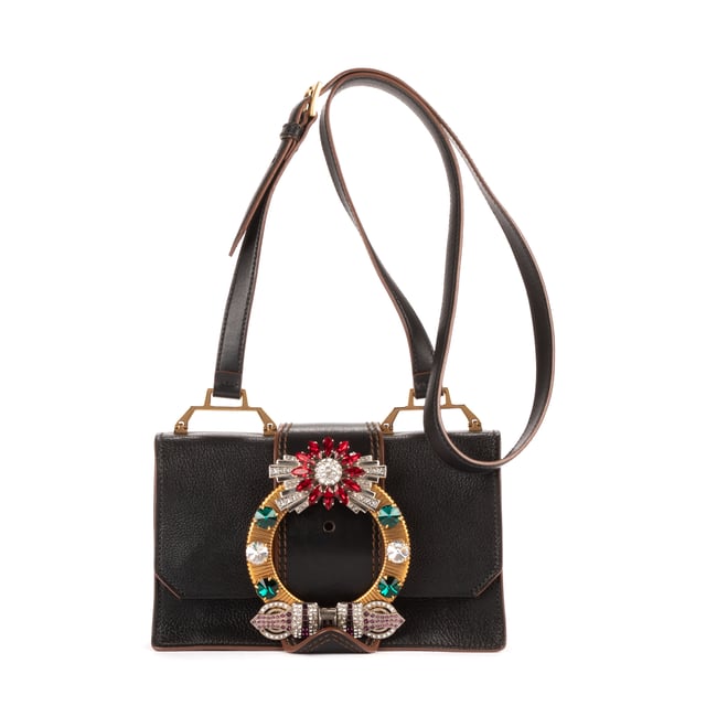Miu Miu Bolsas Madras Lady Buckle Flap  Bolso bandolera en Negro Piel de becerro y Oro hardware. El producto esta en Excelentes Condiciones (A).
  Dimensiones: 22x13.5x7 cm 
  Accesorios incluidos: Dustbag; Booklet
  Notas de Exterior: El cuero
Notas de Interior: alrededor del agujero se ve Estirado y deformado
Notas de Hardware: Arañazos leves
  BrandCo Paris encuentra artículos raros y en las mejores condiciones a precios increíbles. ¡Vale la pena tener paciencia! Compra con confianza: todos los artículos de BrandCo Paris son seleccionados y autenticados cuidadosamente por nuestro equipo de expertos.
  Todos los artículos vienen con un certificado de autenticidad y un embalaje entregado por BrandCo Paris.
  Tabla de clasificación de la condición del artículo
  N (como nuevo)
  AA (perfecto estado)
  A (excelente estado)
  AB (muy buen estado)
  B (bueno/regular)