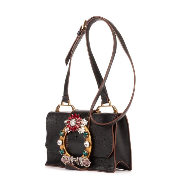 Miu Miu Bolsas Madras Lady Buckle Flap  Bolso bandolera en Negro Piel de becerro y Oro hardware. El producto esta en Excelentes Condiciones (A).
  Dimensiones: 22x13.5x7 cm 
  Accesorios incluidos: Dustbag; Booklet
  Notas de Exterior: El cuero
Notas de Interior: alrededor del agujero se ve Estirado y deformado
Notas de Hardware: Arañazos leves
  BrandCo Paris encuentra artículos raros y en las mejores condiciones a precios increíbles. ¡Vale la pena tener paciencia! Compra con confianza: todos los artículos de BrandCo Paris son seleccionados y autenticados cuidadosamente por nuestro equipo de expertos.
  Todos los artículos vienen con un certificado de autenticidad y un embalaje entregado por BrandCo Paris.
  Tabla de clasificación de la condición del artículo
  N (como nuevo)
  AA (perfecto estado)
  A (excelente estado)
  AB (muy buen estado)
  B (bueno/regular)