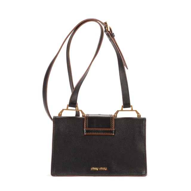 Miu Miu Bolsas Madras Lady Buckle Flap  Bolso bandolera en Negro Piel de becerro y Oro hardware. El producto esta en Excelentes Condiciones (A).
  Dimensiones: 22x13.5x7 cm 
  Accesorios incluidos: Dustbag; Booklet
  Notas de Exterior: El cuero
Notas de Interior: alrededor del agujero se ve Estirado y deformado
Notas de Hardware: Arañazos leves
  BrandCo Paris encuentra artículos raros y en las mejores condiciones a precios increíbles. ¡Vale la pena tener paciencia! Compra con confianza: todos los artículos de BrandCo Paris son seleccionados y autenticados cuidadosamente por nuestro equipo de expertos.
  Todos los artículos vienen con un certificado de autenticidad y un embalaje entregado por BrandCo Paris.
  Tabla de clasificación de la condición del artículo
  N (como nuevo)
  AA (perfecto estado)
  A (excelente estado)
  AB (muy buen estado)
  B (bueno/regular)