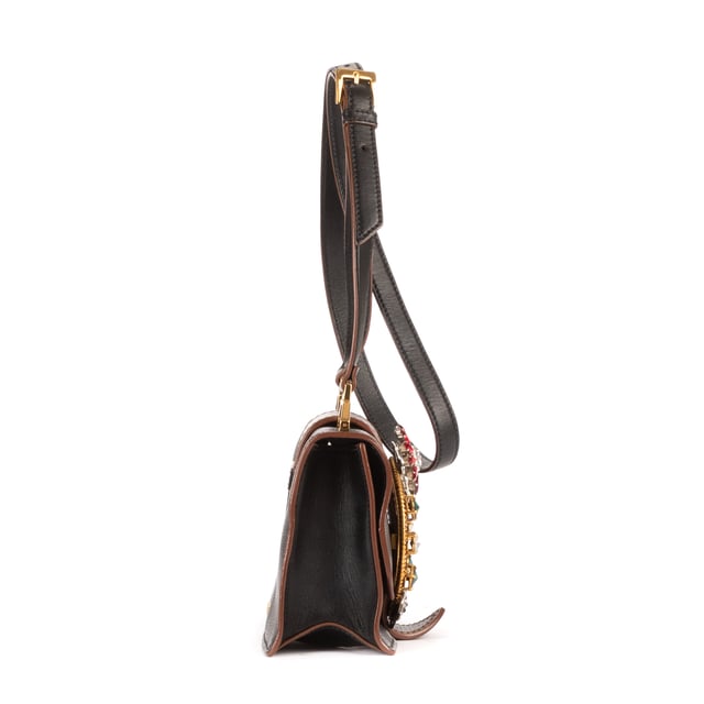 Miu Miu Bolsas Madras Lady Buckle Flap  Bolso bandolera en Negro Piel de becerro y Oro hardware. El producto esta en Excelentes Condiciones (A).
  Dimensiones: 22x13.5x7 cm 
  Accesorios incluidos: Dustbag; Booklet
  Notas de Exterior: El cuero
Notas de Interior: alrededor del agujero se ve Estirado y deformado
Notas de Hardware: Arañazos leves
  BrandCo Paris encuentra artículos raros y en las mejores condiciones a precios increíbles. ¡Vale la pena tener paciencia! Compra con confianza: todos los artículos de BrandCo Paris son seleccionados y autenticados cuidadosamente por nuestro equipo de expertos.
  Todos los artículos vienen con un certificado de autenticidad y un embalaje entregado por BrandCo Paris.
  Tabla de clasificación de la condición del artículo
  N (como nuevo)
  AA (perfecto estado)
  A (excelente estado)
  AB (muy buen estado)
  B (bueno/regular)