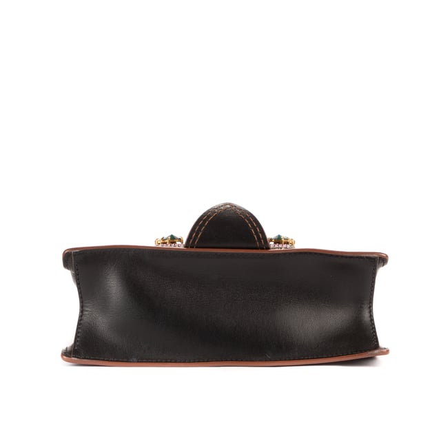 Miu Miu Bolsas Madras Lady Buckle Flap  Bolso bandolera en Negro Piel de becerro y Oro hardware. El producto esta en Excelentes Condiciones (A).
  Dimensiones: 22x13.5x7 cm 
  Accesorios incluidos: Dustbag; Booklet
  Notas de Exterior: El cuero
Notas de Interior: alrededor del agujero se ve Estirado y deformado
Notas de Hardware: Arañazos leves
  BrandCo Paris encuentra artículos raros y en las mejores condiciones a precios increíbles. ¡Vale la pena tener paciencia! Compra con confianza: todos los artículos de BrandCo Paris son seleccionados y autenticados cuidadosamente por nuestro equipo de expertos.
  Todos los artículos vienen con un certificado de autenticidad y un embalaje entregado por BrandCo Paris.
  Tabla de clasificación de la condición del artículo
  N (como nuevo)
  AA (perfecto estado)
  A (excelente estado)
  AB (muy buen estado)
  B (bueno/regular)