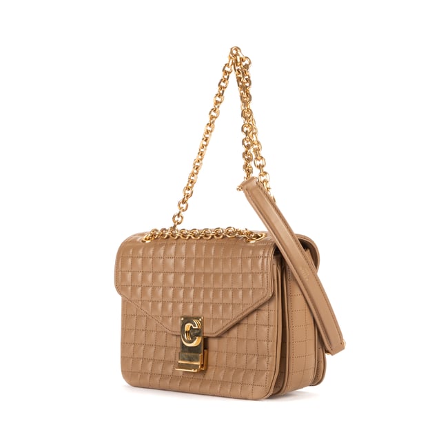 Celine Crossbody Flap en Marrón Piel de becerro Celine Bolsas Crossbody Flap Bolso bandolera en Marrón Piel de becerro y Oro hardware. El producto esta en Excelentes Condiciones (A).
Dimensiones: 21x15.5x8 cm
Accesorios incluidos: Dustbag
Notas de Exterior: Grietas ligeras
BrandCo Paris encuentra artículos raros y en las mejores condiciones a precios increíbles. ¡Vale la pena tener paciencia! Compra con confianza: todos los artículos de BrandCo Paris son seleccionados y autenticados cuidadosamente por nuestro equipo de expertos.
Todos los artículos vienen con un certificado de autenticidad y un embalaje entregado por BrandCo Paris.
Tabla de clasificación de la condición del artículo
N (como nuevo)
AA (perfecto estado)
A (excelente estado)
AB (muy buen estado)
B (bueno/regular)