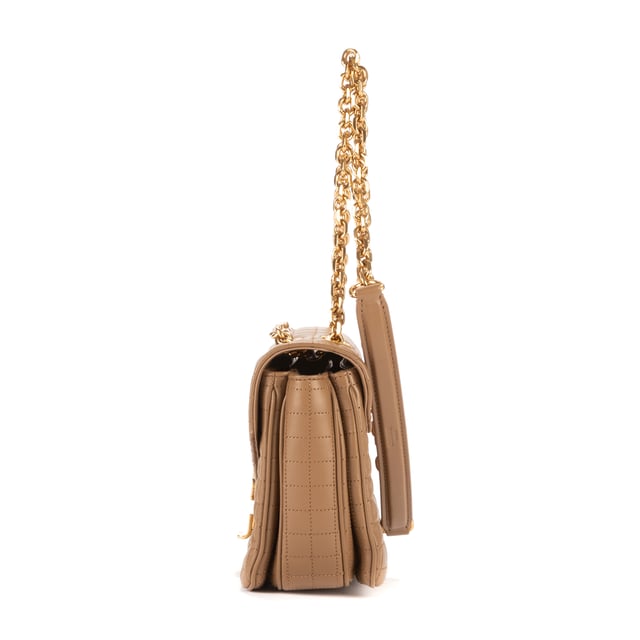 Celine Crossbody Flap en Marrón Piel de becerro Celine Bolsas Crossbody Flap Bolso bandolera en Marrón Piel de becerro y Oro hardware. El producto esta en Excelentes Condiciones (A).
Dimensiones: 21x15.5x8 cm
Accesorios incluidos: Dustbag
Notas de Exterior: Grietas ligeras
BrandCo Paris encuentra artículos raros y en las mejores condiciones a precios increíbles. ¡Vale la pena tener paciencia! Compra con confianza: todos los artículos de BrandCo Paris son seleccionados y autenticados cuidadosamente por nuestro equipo de expertos.
Todos los artículos vienen con un certificado de autenticidad y un embalaje entregado por BrandCo Paris.
Tabla de clasificación de la condición del artículo
N (como nuevo)
AA (perfecto estado)
A (excelente estado)
AB (muy buen estado)
B (bueno/regular)