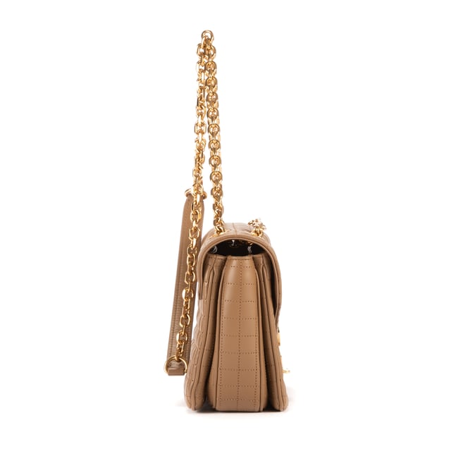Celine Crossbody Flap en Marrón Piel de becerro Celine Bolsas Crossbody Flap Bolso bandolera en Marrón Piel de becerro y Oro hardware. El producto esta en Excelentes Condiciones (A).
Dimensiones: 21x15.5x8 cm
Accesorios incluidos: Dustbag
Notas de Exterior: Grietas ligeras
BrandCo Paris encuentra artículos raros y en las mejores condiciones a precios increíbles. ¡Vale la pena tener paciencia! Compra con confianza: todos los artículos de BrandCo Paris son seleccionados y autenticados cuidadosamente por nuestro equipo de expertos.
Todos los artículos vienen con un certificado de autenticidad y un embalaje entregado por BrandCo Paris.
Tabla de clasificación de la condición del artículo
N (como nuevo)
AA (perfecto estado)
A (excelente estado)
AB (muy buen estado)
B (bueno/regular)