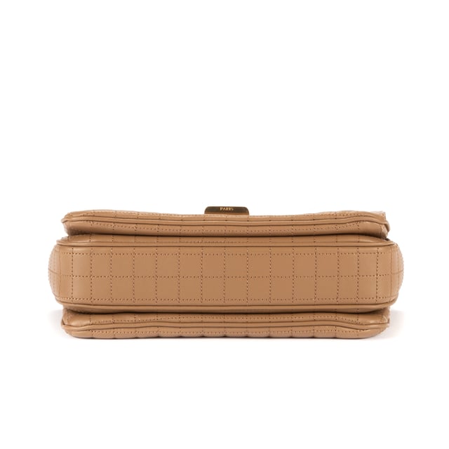 Celine Crossbody Flap en Marrón Piel de becerro Celine Bolsas Crossbody Flap Bolso bandolera en Marrón Piel de becerro y Oro hardware. El producto esta en Excelentes Condiciones (A).
Dimensiones: 21x15.5x8 cm
Accesorios incluidos: Dustbag
Notas de Exterior: Grietas ligeras
BrandCo Paris encuentra artículos raros y en las mejores condiciones a precios increíbles. ¡Vale la pena tener paciencia! Compra con confianza: todos los artículos de BrandCo Paris son seleccionados y autenticados cuidadosamente por nuestro equipo de expertos.
Todos los artículos vienen con un certificado de autenticidad y un embalaje entregado por BrandCo Paris.
Tabla de clasificación de la condición del artículo
N (como nuevo)
AA (perfecto estado)
A (excelente estado)
AB (muy buen estado)
B (bueno/regular)