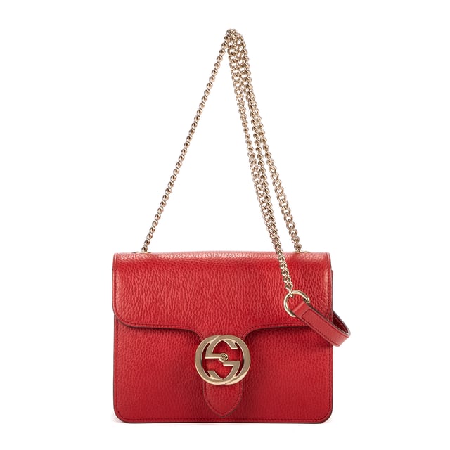 Gucci Tassen Small Interlocking GG Chain Crossbody  Schoudertas in de Rood Kalfsleer in de Goud  hardware. Het product is in In Perfecte Staat (AA).
  Afmetingen: 20x15x6 cm 
  Inclusief accessoires: Dustbag
  
  BrandCo Paris vindt zeldzame artikelen in de beste staat voor ongelooflijke prijzen. Het is de moeite waard om geduldig te zijn! Koop met vertrouwen: alle artikelen van BrandCo Paris worden zorgvuldig geselecteerd en geverifieerd door ons team van experts.

  Alle artikelen worden geleverd met een certificaat van echtheid en verpakt door BrandCo Paris.

  Classificatietabel voor de conditie van het artikel:

  N (als nieuw)
  AA (perfecte staat)
  A (uitstekende staat)
  AB (zeer goede staat)
  B (goede/redelijke staat)