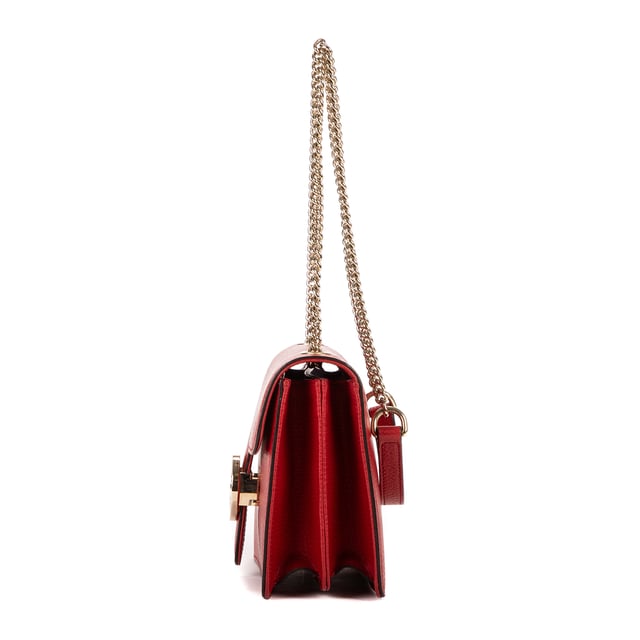 Gucci Tassen Small Interlocking GG Chain Crossbody  Schoudertas in de Rood Kalfsleer in de Goud  hardware. Het product is in In Perfecte Staat (AA).
  Afmetingen: 20x15x6 cm 
  Inclusief accessoires: Dustbag
  
  BrandCo Paris vindt zeldzame artikelen in de beste staat voor ongelooflijke prijzen. Het is de moeite waard om geduldig te zijn! Koop met vertrouwen: alle artikelen van BrandCo Paris worden zorgvuldig geselecteerd en geverifieerd door ons team van experts.

  Alle artikelen worden geleverd met een certificaat van echtheid en verpakt door BrandCo Paris.

  Classificatietabel voor de conditie van het artikel:

  N (als nieuw)
  AA (perfecte staat)
  A (uitstekende staat)
  AB (zeer goede staat)
  B (goede/redelijke staat)