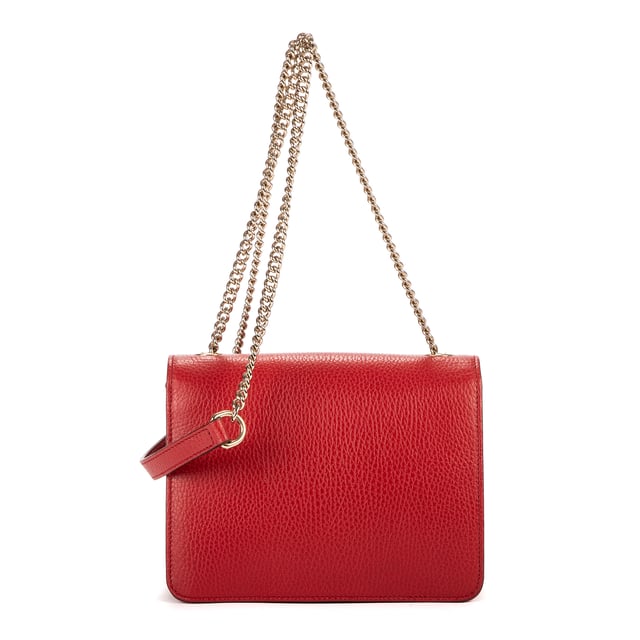 Gucci Tassen Small Interlocking GG Chain Crossbody  Schoudertas in de Rood Kalfsleer in de Goud  hardware. Het product is in In Perfecte Staat (AA).
  Afmetingen: 20x15x6 cm 
  Inclusief accessoires: Dustbag
  
  BrandCo Paris vindt zeldzame artikelen in de beste staat voor ongelooflijke prijzen. Het is de moeite waard om geduldig te zijn! Koop met vertrouwen: alle artikelen van BrandCo Paris worden zorgvuldig geselecteerd en geverifieerd door ons team van experts.

  Alle artikelen worden geleverd met een certificaat van echtheid en verpakt door BrandCo Paris.

  Classificatietabel voor de conditie van het artikel:

  N (als nieuw)
  AA (perfecte staat)
  A (uitstekende staat)
  AB (zeer goede staat)
  B (goede/redelijke staat)