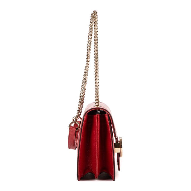 Gucci Tassen Small Interlocking GG Chain Crossbody  Schoudertas in de Rood Kalfsleer in de Goud  hardware. Het product is in In Perfecte Staat (AA).
  Afmetingen: 20x15x6 cm 
  Inclusief accessoires: Dustbag
  
  BrandCo Paris vindt zeldzame artikelen in de beste staat voor ongelooflijke prijzen. Het is de moeite waard om geduldig te zijn! Koop met vertrouwen: alle artikelen van BrandCo Paris worden zorgvuldig geselecteerd en geverifieerd door ons team van experts.

  Alle artikelen worden geleverd met een certificaat van echtheid en verpakt door BrandCo Paris.

  Classificatietabel voor de conditie van het artikel:

  N (als nieuw)
  AA (perfecte staat)
  A (uitstekende staat)
  AB (zeer goede staat)
  B (goede/redelijke staat)