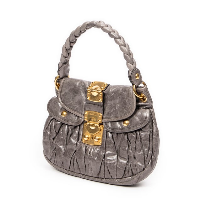 Miu Miu Taschen Small Coffer Double Pocket Hobo  Umhängetasche und Grau Kalbsleder und Gold hardware. Das Produkt ist auf in ausgezeichnetem Zustand (A).
  Abmessungen: 29x23x8.5 cm 
  Zubehör inklusive: Strap; Keys in Clochette
  Äußere Hinweise: Leicht verfärbte Außenkarosserie, Leichte Kratzer an der Außenkarosserie
Hinweise zu Riemen/Griff: Leicht verfärbt
  BrandCo Paris hat seltene Artikel und die besten Konditionen zu unglaublichen Preisen vorgestellt. Geduld lohnt sich! Kaufen Sie mit Vertrauen: Alle Artikel von BrandCo Paris sind von unserem Expertenteam ausgewählt und authentisch.
  Alle Artikel enthalten ein Echtheitszertifikat und wurden von BrandCo Paris übernommen.
  Tabelle zur Klassifizierung des Artikelzustands
  N (wie neu)
  AA (perfekter Zustand)
  A (ausgezeichneter Zustand)
  AB (sehr guter Zustand)
  B (gut/mittelmäßig)