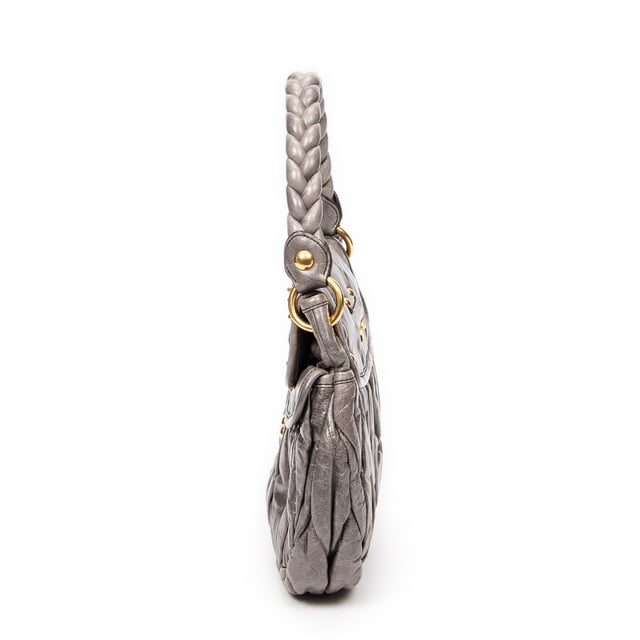 Miu Miu Taschen Small Coffer Double Pocket Hobo  Umhängetasche und Grau Kalbsleder und Gold hardware. Das Produkt ist auf in ausgezeichnetem Zustand (A).
  Abmessungen: 29x23x8.5 cm 
  Zubehör inklusive: Strap; Keys in Clochette
  Äußere Hinweise: Leicht verfärbte Außenkarosserie, Leichte Kratzer an der Außenkarosserie
Hinweise zu Riemen/Griff: Leicht verfärbt
  BrandCo Paris hat seltene Artikel und die besten Konditionen zu unglaublichen Preisen vorgestellt. Geduld lohnt sich! Kaufen Sie mit Vertrauen: Alle Artikel von BrandCo Paris sind von unserem Expertenteam ausgewählt und authentisch.
  Alle Artikel enthalten ein Echtheitszertifikat und wurden von BrandCo Paris übernommen.
  Tabelle zur Klassifizierung des Artikelzustands
  N (wie neu)
  AA (perfekter Zustand)
  A (ausgezeichneter Zustand)
  AB (sehr guter Zustand)
  B (gut/mittelmäßig)