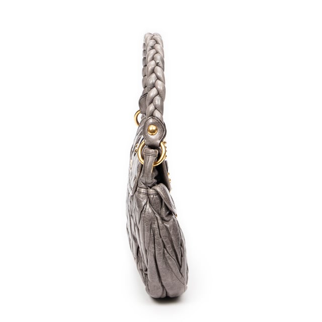 Miu Miu Taschen Small Coffer Double Pocket Hobo  Umhängetasche und Grau Kalbsleder und Gold hardware. Das Produkt ist auf in ausgezeichnetem Zustand (A).
  Abmessungen: 29x23x8.5 cm 
  Zubehör inklusive: Strap; Keys in Clochette
  Äußere Hinweise: Leicht verfärbte Außenkarosserie, Leichte Kratzer an der Außenkarosserie
Hinweise zu Riemen/Griff: Leicht verfärbt
  BrandCo Paris hat seltene Artikel und die besten Konditionen zu unglaublichen Preisen vorgestellt. Geduld lohnt sich! Kaufen Sie mit Vertrauen: Alle Artikel von BrandCo Paris sind von unserem Expertenteam ausgewählt und authentisch.
  Alle Artikel enthalten ein Echtheitszertifikat und wurden von BrandCo Paris übernommen.
  Tabelle zur Klassifizierung des Artikelzustands
  N (wie neu)
  AA (perfekter Zustand)
  A (ausgezeichneter Zustand)
  AB (sehr guter Zustand)
  B (gut/mittelmäßig)