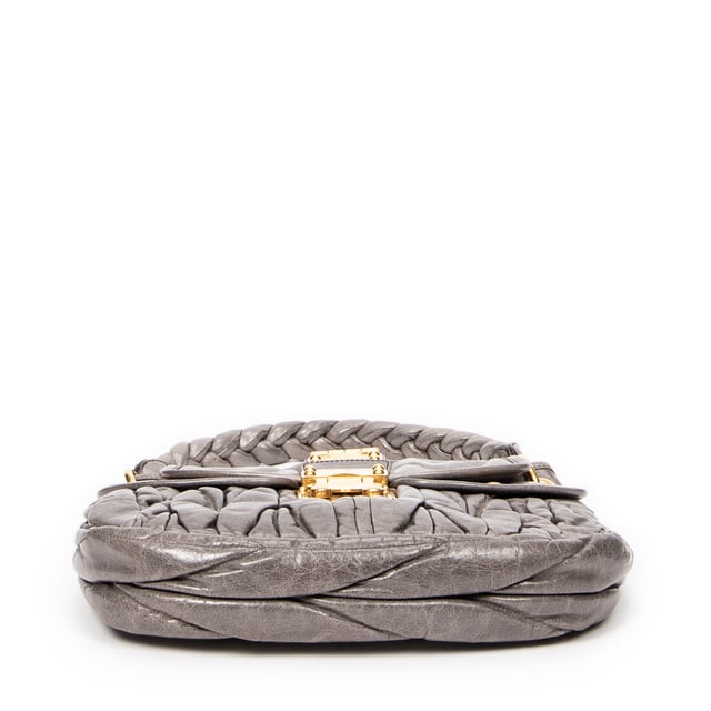 Miu Miu Taschen Small Coffer Double Pocket Hobo  Umhängetasche und Grau Kalbsleder und Gold hardware. Das Produkt ist auf in ausgezeichnetem Zustand (A).
  Abmessungen: 29x23x8.5 cm 
  Zubehör inklusive: Strap; Keys in Clochette
  Äußere Hinweise: Leicht verfärbte Außenkarosserie, Leichte Kratzer an der Außenkarosserie
Hinweise zu Riemen/Griff: Leicht verfärbt
  BrandCo Paris hat seltene Artikel und die besten Konditionen zu unglaublichen Preisen vorgestellt. Geduld lohnt sich! Kaufen Sie mit Vertrauen: Alle Artikel von BrandCo Paris sind von unserem Expertenteam ausgewählt und authentisch.
  Alle Artikel enthalten ein Echtheitszertifikat und wurden von BrandCo Paris übernommen.
  Tabelle zur Klassifizierung des Artikelzustands
  N (wie neu)
  AA (perfekter Zustand)
  A (ausgezeichneter Zustand)
  AB (sehr guter Zustand)
  B (gut/mittelmäßig)