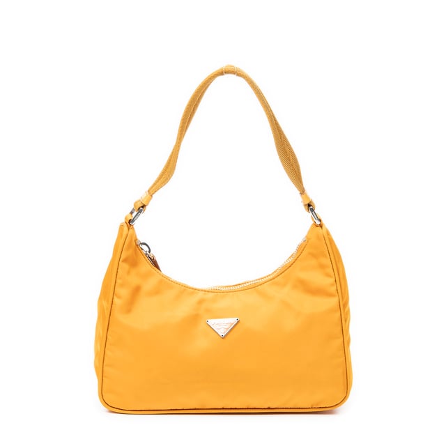 Prada Taschen Vintage Mini Zip Hobo  Handtasche und Hellorange Leinwand und Silber hardware. Das Produkt ist auf in ausgezeichnetem Zustand (A).
  Abmessungen: 21x19x8 cm 
  Zubehör inklusive: None
  Äußere Hinweise: Leicht verfärbt
Hinweise zu Riemen/Griff: Leicht verfärbt
  BrandCo Paris hat seltene Artikel und die besten Konditionen zu unglaublichen Preisen vorgestellt. Geduld lohnt sich! Kaufen Sie mit Vertrauen: Alle Artikel von BrandCo Paris sind von unserem Expertenteam ausgewählt und authentisch.
  Alle Artikel enthalten ein Echtheitszertifikat und wurden von BrandCo Paris übernommen.
  Tabelle zur Klassifizierung des Artikelzustands
  N (wie neu)
  AA (perfekter Zustand)
  A (ausgezeichneter Zustand)
  AB (sehr guter Zustand)
  B (gut/mittelmäßig)