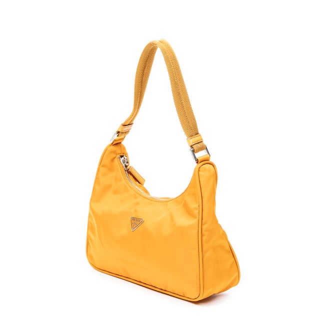 Prada Taschen Vintage Mini Zip Hobo  Handtasche und Hellorange Leinwand und Silber hardware. Das Produkt ist auf in ausgezeichnetem Zustand (A).
  Abmessungen: 21x19x8 cm 
  Zubehör inklusive: None
  Äußere Hinweise: Leicht verfärbt
Hinweise zu Riemen/Griff: Leicht verfärbt
  BrandCo Paris hat seltene Artikel und die besten Konditionen zu unglaublichen Preisen vorgestellt. Geduld lohnt sich! Kaufen Sie mit Vertrauen: Alle Artikel von BrandCo Paris sind von unserem Expertenteam ausgewählt und authentisch.
  Alle Artikel enthalten ein Echtheitszertifikat und wurden von BrandCo Paris übernommen.
  Tabelle zur Klassifizierung des Artikelzustands
  N (wie neu)
  AA (perfekter Zustand)
  A (ausgezeichneter Zustand)
  AB (sehr guter Zustand)
  B (gut/mittelmäßig)