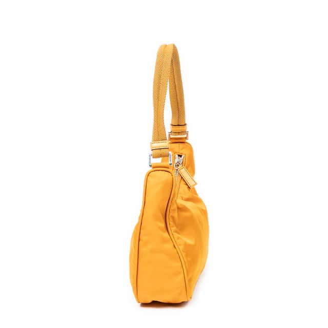 Prada Taschen Vintage Mini Zip Hobo  Handtasche und Hellorange Leinwand und Silber hardware. Das Produkt ist auf in ausgezeichnetem Zustand (A).
  Abmessungen: 21x19x8 cm 
  Zubehör inklusive: None
  Äußere Hinweise: Leicht verfärbt
Hinweise zu Riemen/Griff: Leicht verfärbt
  BrandCo Paris hat seltene Artikel und die besten Konditionen zu unglaublichen Preisen vorgestellt. Geduld lohnt sich! Kaufen Sie mit Vertrauen: Alle Artikel von BrandCo Paris sind von unserem Expertenteam ausgewählt und authentisch.
  Alle Artikel enthalten ein Echtheitszertifikat und wurden von BrandCo Paris übernommen.
  Tabelle zur Klassifizierung des Artikelzustands
  N (wie neu)
  AA (perfekter Zustand)
  A (ausgezeichneter Zustand)
  AB (sehr guter Zustand)
  B (gut/mittelmäßig)
