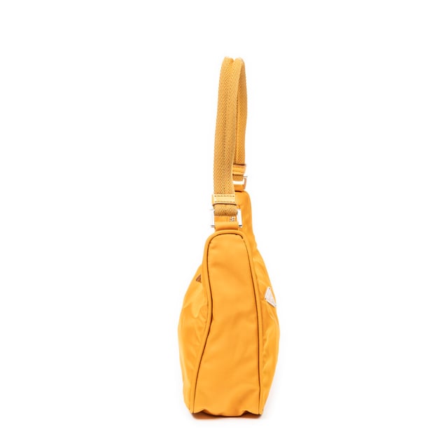 Prada Taschen Vintage Mini Zip Hobo  Handtasche und Hellorange Leinwand und Silber hardware. Das Produkt ist auf in ausgezeichnetem Zustand (A).
  Abmessungen: 21x19x8 cm 
  Zubehör inklusive: None
  Äußere Hinweise: Leicht verfärbt
Hinweise zu Riemen/Griff: Leicht verfärbt
  BrandCo Paris hat seltene Artikel und die besten Konditionen zu unglaublichen Preisen vorgestellt. Geduld lohnt sich! Kaufen Sie mit Vertrauen: Alle Artikel von BrandCo Paris sind von unserem Expertenteam ausgewählt und authentisch.
  Alle Artikel enthalten ein Echtheitszertifikat und wurden von BrandCo Paris übernommen.
  Tabelle zur Klassifizierung des Artikelzustands
  N (wie neu)
  AA (perfekter Zustand)
  A (ausgezeichneter Zustand)
  AB (sehr guter Zustand)
  B (gut/mittelmäßig)