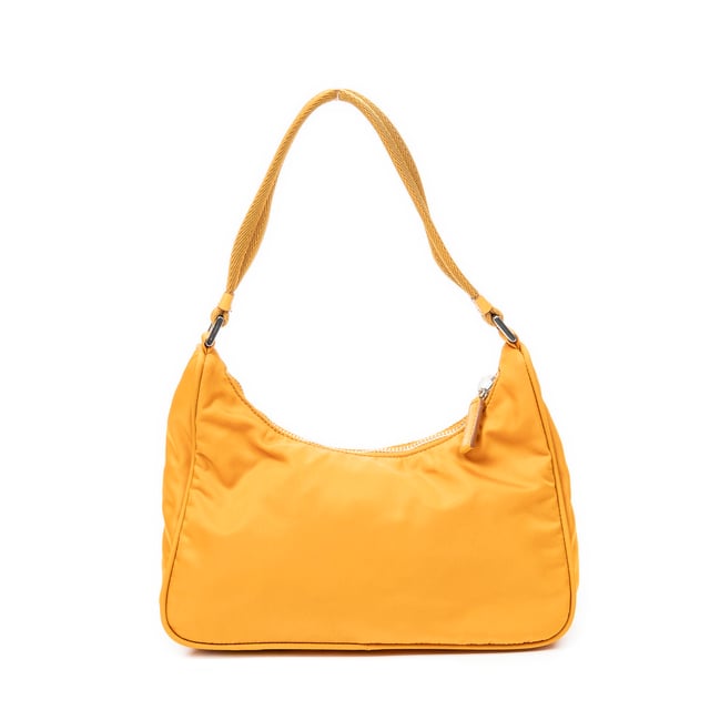 Prada Taschen Vintage Mini Zip Hobo  Handtasche und Hellorange Leinwand und Silber hardware. Das Produkt ist auf in ausgezeichnetem Zustand (A).
  Abmessungen: 21x19x8 cm 
  Zubehör inklusive: None
  Äußere Hinweise: Leicht verfärbt
Hinweise zu Riemen/Griff: Leicht verfärbt
  BrandCo Paris hat seltene Artikel und die besten Konditionen zu unglaublichen Preisen vorgestellt. Geduld lohnt sich! Kaufen Sie mit Vertrauen: Alle Artikel von BrandCo Paris sind von unserem Expertenteam ausgewählt und authentisch.
  Alle Artikel enthalten ein Echtheitszertifikat und wurden von BrandCo Paris übernommen.
  Tabelle zur Klassifizierung des Artikelzustands
  N (wie neu)
  AA (perfekter Zustand)
  A (ausgezeichneter Zustand)
  AB (sehr guter Zustand)
  B (gut/mittelmäßig)