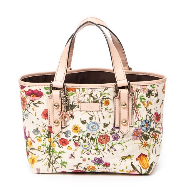 Gucci Bolsas Mini Floral Tote  Bolso en Marfil/Rosa Lienzo y Oro hardware. El producto esta en Excelentes Condiciones (A).
  Dimensiones: 22x18x11 cm 
  Accesorios incluidos: Charms
  Notas de Exterior: Ligeros rasguños en la llanta superior
Notas de la correa/asa: Mangos ligeramente desgastados
  BrandCo Paris encuentra artículos raros y en las mejores condiciones a precios increíbles. ¡Vale la pena tener paciencia! Compra con confianza: todos los artículos de BrandCo Paris son seleccionados y autenticados cuidadosamente por nuestro equipo de expertos.
  Todos los artículos vienen con un certificado de autenticidad y un embalaje entregado por BrandCo Paris.
  Tabla de clasificación de la condición del artículo
  N (como nuevo)
  AA (perfecto estado)
  A (excelente estado)
  AB (muy buen estado)
  B (bueno/regular)