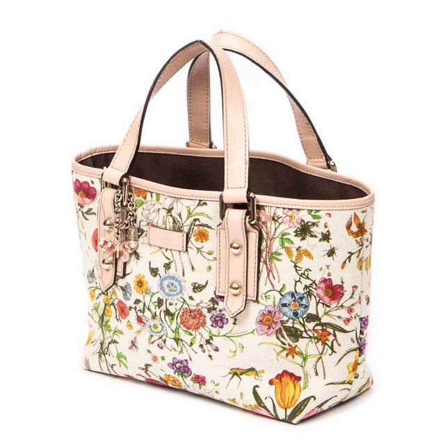 Gucci Bolsas Mini Floral Tote  Bolso en Marfil/Rosa Lienzo y Oro hardware. El producto esta en Excelentes Condiciones (A).
  Dimensiones: 22x18x11 cm 
  Accesorios incluidos: Charms
  Notas de Exterior: Ligeros rasguños en la llanta superior
Notas de la correa/asa: Mangos ligeramente desgastados
  BrandCo Paris encuentra artículos raros y en las mejores condiciones a precios increíbles. ¡Vale la pena tener paciencia! Compra con confianza: todos los artículos de BrandCo Paris son seleccionados y autenticados cuidadosamente por nuestro equipo de expertos.
  Todos los artículos vienen con un certificado de autenticidad y un embalaje entregado por BrandCo Paris.
  Tabla de clasificación de la condición del artículo
  N (como nuevo)
  AA (perfecto estado)
  A (excelente estado)
  AB (muy buen estado)
  B (bueno/regular)