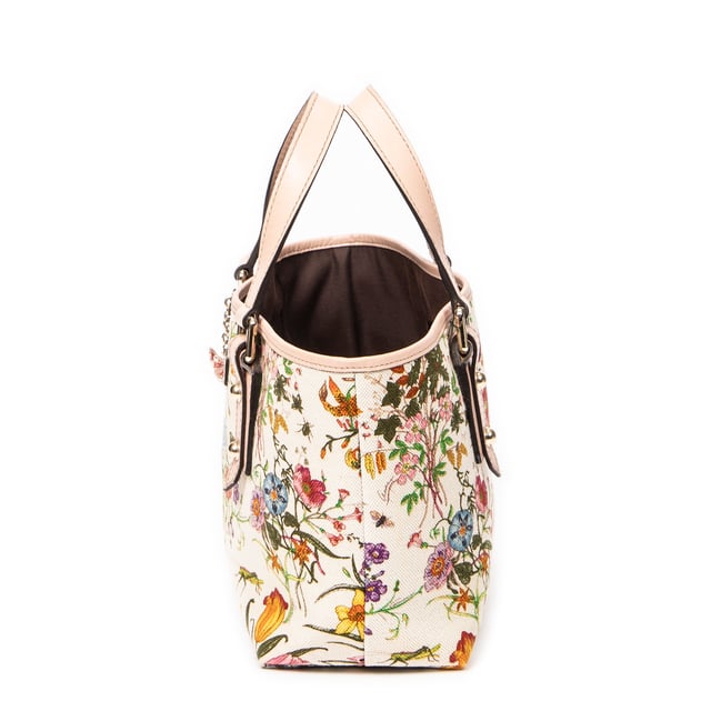 Gucci Bolsas Mini Floral Tote  Bolso en Marfil/Rosa Lienzo y Oro hardware. El producto esta en Excelentes Condiciones (A).
  Dimensiones: 22x18x11 cm 
  Accesorios incluidos: Charms
  Notas de Exterior: Ligeros rasguños en la llanta superior
Notas de la correa/asa: Mangos ligeramente desgastados
  BrandCo Paris encuentra artículos raros y en las mejores condiciones a precios increíbles. ¡Vale la pena tener paciencia! Compra con confianza: todos los artículos de BrandCo Paris son seleccionados y autenticados cuidadosamente por nuestro equipo de expertos.
  Todos los artículos vienen con un certificado de autenticidad y un embalaje entregado por BrandCo Paris.
  Tabla de clasificación de la condición del artículo
  N (como nuevo)
  AA (perfecto estado)
  A (excelente estado)
  AB (muy buen estado)
  B (bueno/regular)