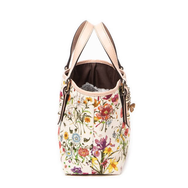 Gucci Bolsas Mini Floral Tote  Bolso en Marfil/Rosa Lienzo y Oro hardware. El producto esta en Excelentes Condiciones (A).
  Dimensiones: 22x18x11 cm 
  Accesorios incluidos: Charms
  Notas de Exterior: Ligeros rasguños en la llanta superior
Notas de la correa/asa: Mangos ligeramente desgastados
  BrandCo Paris encuentra artículos raros y en las mejores condiciones a precios increíbles. ¡Vale la pena tener paciencia! Compra con confianza: todos los artículos de BrandCo Paris son seleccionados y autenticados cuidadosamente por nuestro equipo de expertos.
  Todos los artículos vienen con un certificado de autenticidad y un embalaje entregado por BrandCo Paris.
  Tabla de clasificación de la condición del artículo
  N (como nuevo)
  AA (perfecto estado)
  A (excelente estado)
  AB (muy buen estado)
  B (bueno/regular)