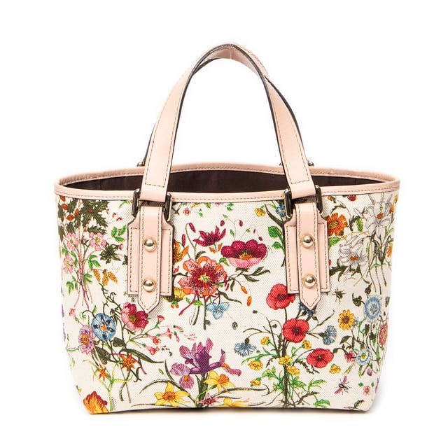 Gucci Bolsas Mini Floral Tote  Bolso en Marfil/Rosa Lienzo y Oro hardware. El producto esta en Excelentes Condiciones (A).
  Dimensiones: 22x18x11 cm 
  Accesorios incluidos: Charms
  Notas de Exterior: Ligeros rasguños en la llanta superior
Notas de la correa/asa: Mangos ligeramente desgastados
  BrandCo Paris encuentra artículos raros y en las mejores condiciones a precios increíbles. ¡Vale la pena tener paciencia! Compra con confianza: todos los artículos de BrandCo Paris son seleccionados y autenticados cuidadosamente por nuestro equipo de expertos.
  Todos los artículos vienen con un certificado de autenticidad y un embalaje entregado por BrandCo Paris.
  Tabla de clasificación de la condición del artículo
  N (como nuevo)
  AA (perfecto estado)
  A (excelente estado)
  AB (muy buen estado)
  B (bueno/regular)