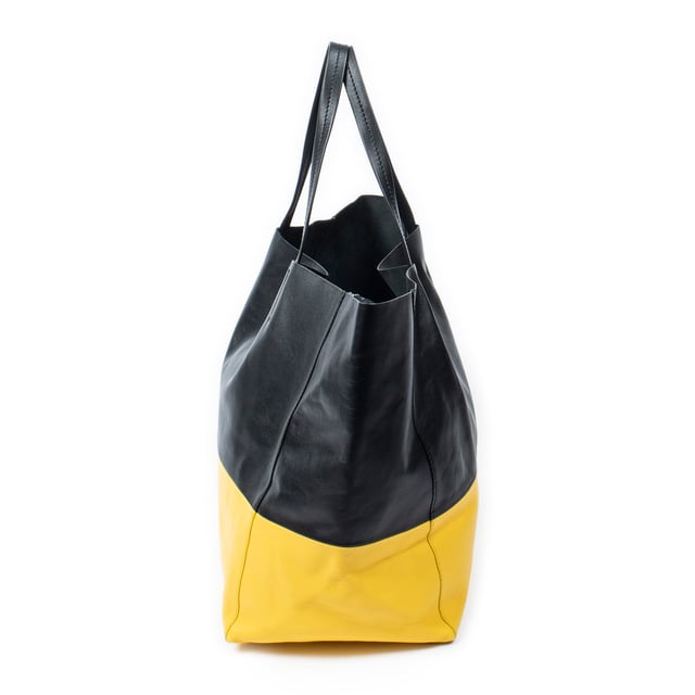 Celine Bolsas Bicolor Horizontal Cabas Tote  Bolso bandolera en Negro/Amarillo Piel de becerro y Oro hardware. El producto esta en Excelentes Condiciones (A).
  Dimensiones: 38x30x19 cm 
  Accesorios incluidos: Dustbag
  
  BrandCo Paris encuentra artículos raros y en las mejores condiciones a precios increíbles. ¡Vale la pena tener paciencia! Compra con confianza: todos los artículos de BrandCo Paris son seleccionados y autenticados cuidadosamente por nuestro equipo de expertos.
  Todos los artículos vienen con un certificado de autenticidad y un embalaje entregado por BrandCo Paris.
  Tabla de clasificación de la condición del artículo
  N (como nuevo)
  AA (perfecto estado)
  A (excelente estado)
  AB (muy buen estado)
  B (bueno/regular)