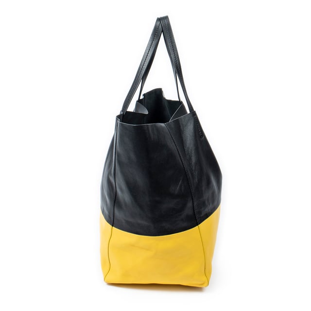 Celine Bolsas Bicolor Horizontal Cabas Tote  Bolso bandolera en Negro/Amarillo Piel de becerro y Oro hardware. El producto esta en Excelentes Condiciones (A).
  Dimensiones: 38x30x19 cm 
  Accesorios incluidos: Dustbag
  
  BrandCo Paris encuentra artículos raros y en las mejores condiciones a precios increíbles. ¡Vale la pena tener paciencia! Compra con confianza: todos los artículos de BrandCo Paris son seleccionados y autenticados cuidadosamente por nuestro equipo de expertos.
  Todos los artículos vienen con un certificado de autenticidad y un embalaje entregado por BrandCo Paris.
  Tabla de clasificación de la condición del artículo
  N (como nuevo)
  AA (perfecto estado)
  A (excelente estado)
  AB (muy buen estado)
  B (bueno/regular)