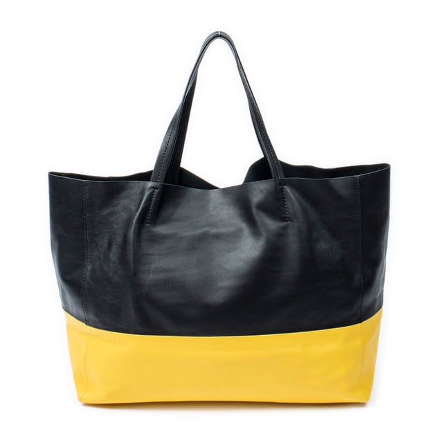 Celine Bolsas Bicolor Horizontal Cabas Tote  Bolso bandolera en Negro/Amarillo Piel de becerro y Oro hardware. El producto esta en Excelentes Condiciones (A).
  Dimensiones: 38x30x19 cm 
  Accesorios incluidos: Dustbag
  
  BrandCo Paris encuentra artículos raros y en las mejores condiciones a precios increíbles. ¡Vale la pena tener paciencia! Compra con confianza: todos los artículos de BrandCo Paris son seleccionados y autenticados cuidadosamente por nuestro equipo de expertos.
  Todos los artículos vienen con un certificado de autenticidad y un embalaje entregado por BrandCo Paris.
  Tabla de clasificación de la condición del artículo
  N (como nuevo)
  AA (perfecto estado)
  A (excelente estado)
  AB (muy buen estado)
  B (bueno/regular)