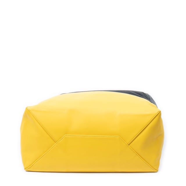 Celine Bolsas Bicolor Horizontal Cabas Tote  Bolso bandolera en Negro/Amarillo Piel de becerro y Oro hardware. El producto esta en Excelentes Condiciones (A).
  Dimensiones: 38x30x19 cm 
  Accesorios incluidos: Dustbag
  
  BrandCo Paris encuentra artículos raros y en las mejores condiciones a precios increíbles. ¡Vale la pena tener paciencia! Compra con confianza: todos los artículos de BrandCo Paris son seleccionados y autenticados cuidadosamente por nuestro equipo de expertos.
  Todos los artículos vienen con un certificado de autenticidad y un embalaje entregado por BrandCo Paris.
  Tabla de clasificación de la condición del artículo
  N (como nuevo)
  AA (perfecto estado)
  A (excelente estado)
  AB (muy buen estado)
  B (bueno/regular)