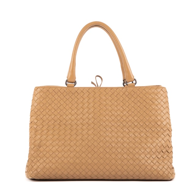Bottega Veneta Bolsas Tote  Bolso bandolera en Beige Piel de becerro y Bronce de cañón hardware. El producto esta en Perfectas Condiciones (AA).
  Dimensiones: 35x23x21 cm 
  Accesorios incluidos: None
  
  BrandCo Paris encuentra artículos raros y en las mejores condiciones a precios increíbles. ¡Vale la pena tener paciencia! Compra con confianza: todos los artículos de BrandCo Paris son seleccionados y autenticados cuidadosamente por nuestro equipo de expertos.
  Todos los artículos vienen con un certificado de autenticidad y un embalaje entregado por BrandCo Paris.
  Tabla de clasificación de la condición del artículo
  N (como nuevo)
  AA (perfecto estado)
  A (excelente estado)
  AB (muy buen estado)
  B (bueno/regular)