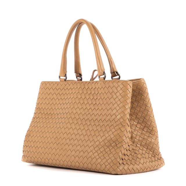 Bottega Veneta Bolsas Tote  Bolso bandolera en Beige Piel de becerro y Bronce de cañón hardware. El producto esta en Perfectas Condiciones (AA).
  Dimensiones: 35x23x21 cm 
  Accesorios incluidos: None
  
  BrandCo Paris encuentra artículos raros y en las mejores condiciones a precios increíbles. ¡Vale la pena tener paciencia! Compra con confianza: todos los artículos de BrandCo Paris son seleccionados y autenticados cuidadosamente por nuestro equipo de expertos.
  Todos los artículos vienen con un certificado de autenticidad y un embalaje entregado por BrandCo Paris.
  Tabla de clasificación de la condición del artículo
  N (como nuevo)
  AA (perfecto estado)
  A (excelente estado)
  AB (muy buen estado)
  B (bueno/regular)