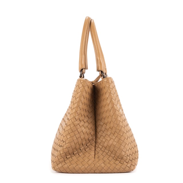 Bottega Veneta Bolsas Tote  Bolso bandolera en Beige Piel de becerro y Bronce de cañón hardware. El producto esta en Perfectas Condiciones (AA).
  Dimensiones: 35x23x21 cm 
  Accesorios incluidos: None
  
  BrandCo Paris encuentra artículos raros y en las mejores condiciones a precios increíbles. ¡Vale la pena tener paciencia! Compra con confianza: todos los artículos de BrandCo Paris son seleccionados y autenticados cuidadosamente por nuestro equipo de expertos.
  Todos los artículos vienen con un certificado de autenticidad y un embalaje entregado por BrandCo Paris.
  Tabla de clasificación de la condición del artículo
  N (como nuevo)
  AA (perfecto estado)
  A (excelente estado)
  AB (muy buen estado)
  B (bueno/regular)