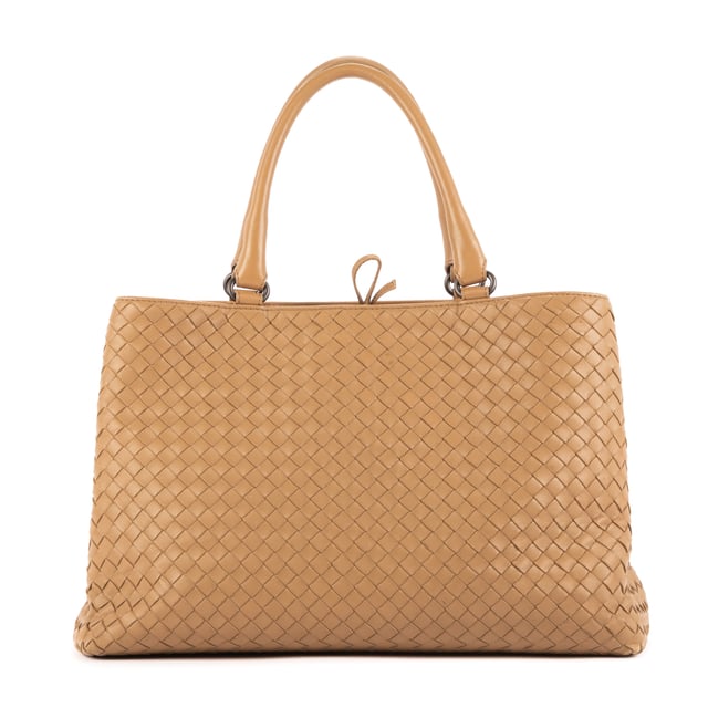 Bottega Veneta Bolsas Tote  Bolso bandolera en Beige Piel de becerro y Bronce de cañón hardware. El producto esta en Perfectas Condiciones (AA).
  Dimensiones: 35x23x21 cm 
  Accesorios incluidos: None
  
  BrandCo Paris encuentra artículos raros y en las mejores condiciones a precios increíbles. ¡Vale la pena tener paciencia! Compra con confianza: todos los artículos de BrandCo Paris son seleccionados y autenticados cuidadosamente por nuestro equipo de expertos.
  Todos los artículos vienen con un certificado de autenticidad y un embalaje entregado por BrandCo Paris.
  Tabla de clasificación de la condición del artículo
  N (como nuevo)
  AA (perfecto estado)
  A (excelente estado)
  AB (muy buen estado)
  B (bueno/regular)