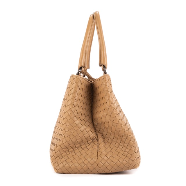Bottega Veneta Bolsas Tote  Bolso bandolera en Beige Piel de becerro y Bronce de cañón hardware. El producto esta en Perfectas Condiciones (AA).
  Dimensiones: 35x23x21 cm 
  Accesorios incluidos: None
  
  BrandCo Paris encuentra artículos raros y en las mejores condiciones a precios increíbles. ¡Vale la pena tener paciencia! Compra con confianza: todos los artículos de BrandCo Paris son seleccionados y autenticados cuidadosamente por nuestro equipo de expertos.
  Todos los artículos vienen con un certificado de autenticidad y un embalaje entregado por BrandCo Paris.
  Tabla de clasificación de la condición del artículo
  N (como nuevo)
  AA (perfecto estado)
  A (excelente estado)
  AB (muy buen estado)
  B (bueno/regular)